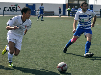 Toni, jugador del Guadix, en una acción con Juanma del Español Alquián (UBRIC)