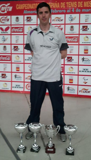 José Manuel Ruiz posa con sus trofeos