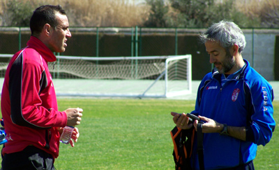Moises Hurtado dialoga con José Alfonso Morcillo tras el entrenamiento (GRJ)