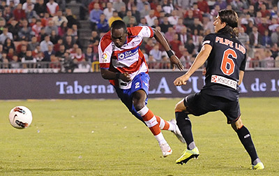 Nyom en una acción del encuentro de ida en Los Cármenes (BALDOMERO)