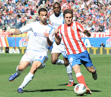 Íñigo López pugna por un balón durante el partido. (BALDOMERO)