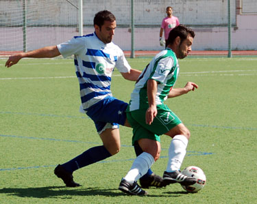 Antonio Raúl en una pugna con un jugador del Español (BENJAMÍN MORALES)
