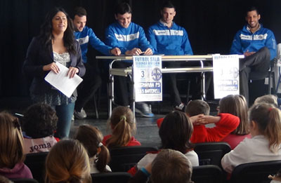 Instante de la charla que los jugadores mantuvieron los con alumnos del centro