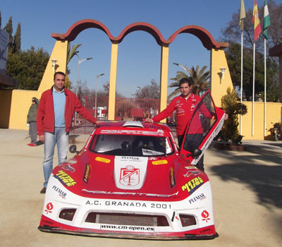 Francisco Rodríguez posa junto a Enrique Cirre y su vehículo