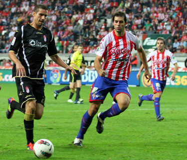Álex Geijo en el partido de la primera vuelta en El Molinón (ARCHIVO)