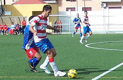 Jugada del encuentro de ida entre Granada B y At. Zubia