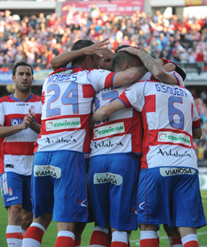 Los jugadores formando una piña tras el gol de Siqueira. (Baldomero)
