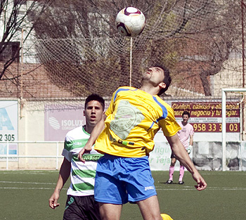 Cristobal en una acción con un jugador antequerano (PUNTOPENALTI.COM)