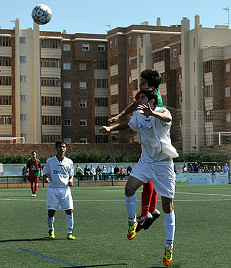 Ubric pelea un balón por alto con un jugador almeriense