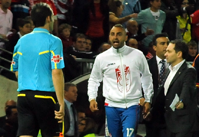 Carlos Martins protesta al auxiliar junto al banquillo (BALDOMERO)