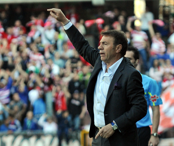 Abel Resino dando instrucciones frente al Sporting. (BALDOMERO)