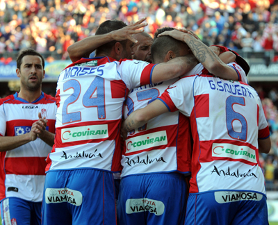 Los jugadores del Granada celebran un gol ante el Sporting. (BALDOMERO)