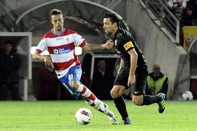 Dani Benítez presiona a Xavi en el partido de ida (BALDOMERO)