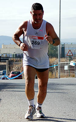 Un atleta en la Media Maratón Granada (BALDO)