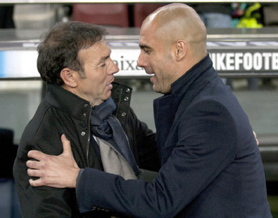 Resino saluda a Guardiola antes del partido. (LAOPINIONDEGRANADA.ES)