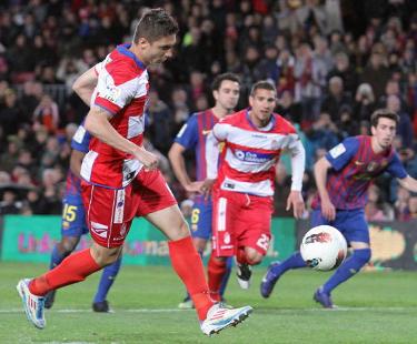 Siqueira en uno de los dos penaltis que marcó. (LAOPINIONDEGRANADA)