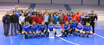 Foto de familia de las jugadoras del Numancia junto a la plantilla del Oxipharma