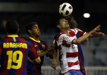 Geijo y Jonathan Dos Santos pugnan por un balón