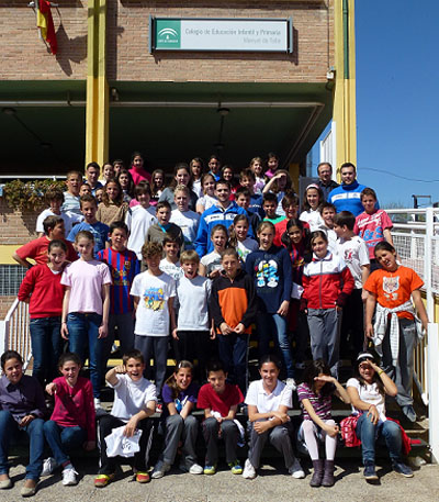Los alumnos del Manuel de Falla junto a los jugadores del Oxipharma