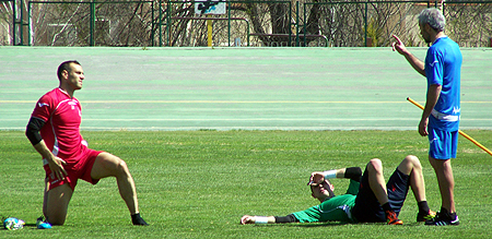 Moisés Hurtado durante el entrenamiento matinal, junto a Roberto. (GRJ)