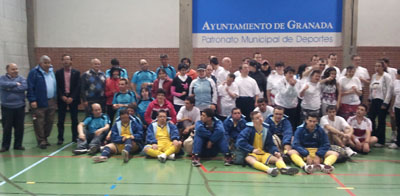 Antonio Granados junto a los participantes del Torneo de baloncesto