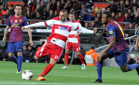 Martins intenta el disparo en el partido ante el Barça. (LAOPINIONDEGRANADA.ES)