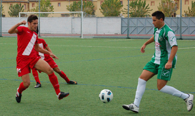 Quevedo ante dos jugadores de La Zubia. Archivo (BENJAMÍN MORALES)