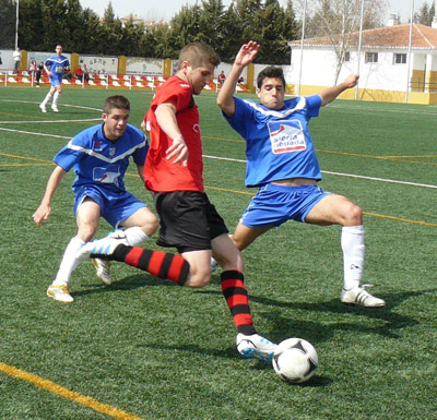 Marcos Vélez ante los jugadores Sarín y Lolillo (J. SAVONA)