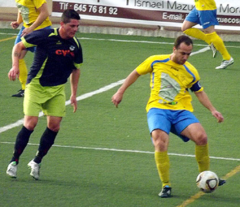 Choco I toca ante el visitante Álvaro Santos (P. CASTILLO)