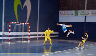 Lance del encuentro entre el Maracena y el Gades