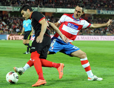 Abel Gómez en una jugada con el sevillista Reyes (BALDOMERO)