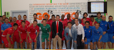La plantilla al completo en el gimnasio Go fit