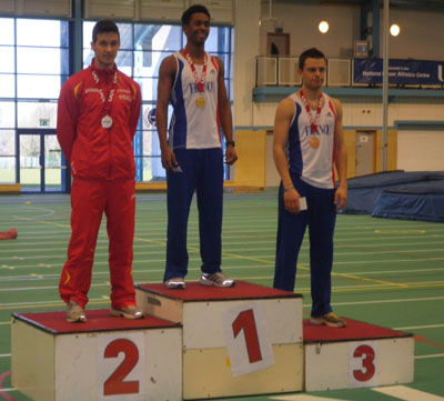 José Luis López en el segundo puesto en el pódium