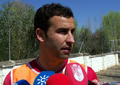 Íñigo López atiende a los medios tras el entrenamiento. (GRJ)