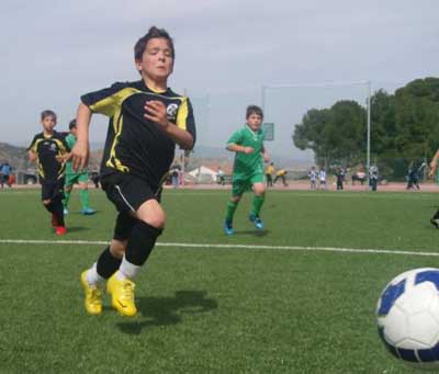 Los más jóvenes disfrutan jugando al fútbol