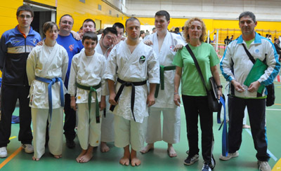 Eduardo Luna al frente de la delegación de karatekas