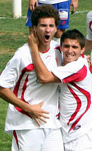 Sergio celebrando un tanto   