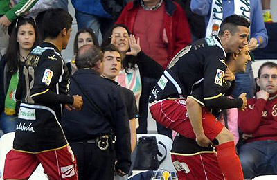 Jaime Romero celebra el tanto con Siqueira (LAOPINIONDEGRANADA.ES)