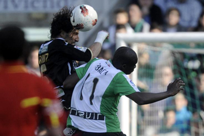 Diego Mainz busca el balón ante Babacar el pasado sábado (LAOPINIODEGRANADA.ES)