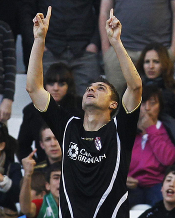 Siqueira celebrando el tanto en El Sardinero (LAOPINIONDEGRANADA.ES)