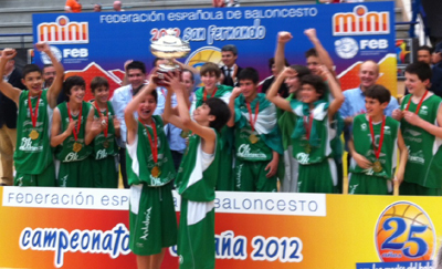 La Selección masculina recibe su trofeo de campeón