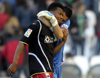 Uche se abraza con Roberto tras ganar al Racing. (LAOPINIONDEGRANADA.ES)