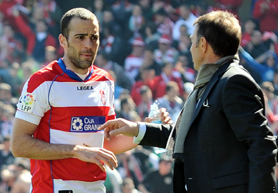 Borja recibe instrucciones de Abel Resino durante un partido. (BALDOMERO)