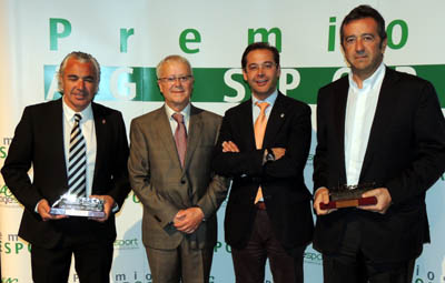Los premiados por Agesport junto a Salvador Jiménez y Antonio Granados..jpg