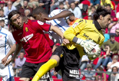 Ighalo busca un balón por arriba (LAOPINIONDEGRANADA.ES)