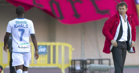 Abel Resino mira a Ighalo durante el partido disputado en Mallorca. (LAOPINIONDEGRANADA.ES)