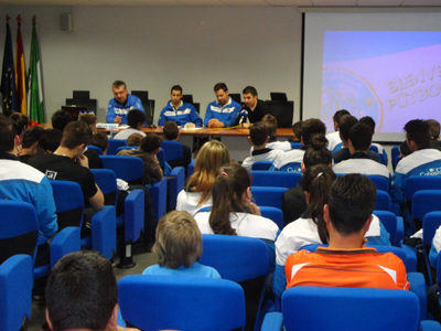 Varios jugadores oxigenista durante la charla en Loja