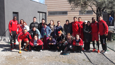 Varios jugadores rojiblancos junto a miembros de la Asociación Homo Sapiens