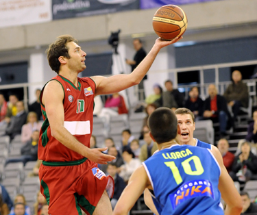 Gonzalo Sánchez penetrando a canasta ante un rival del Tarragona