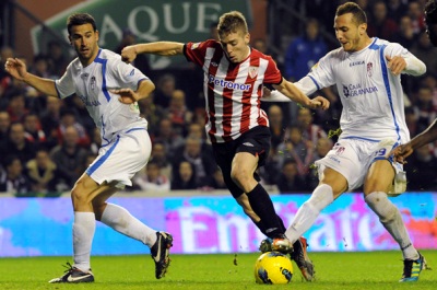 Íñigo y Yebda intentan frenar a Muniaín en el partido de la primera vuelta